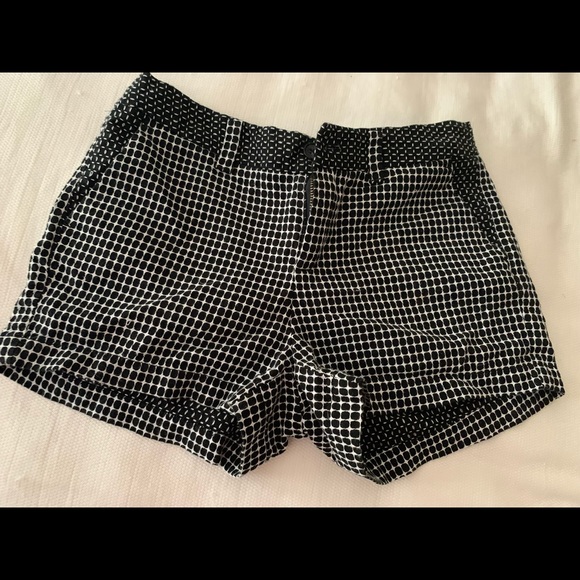 Black and white short with front pockets - Picture 2 of 3